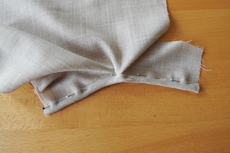 Jak ušít jednoduchou dámskou vrchní košili, podrobný návod na šití krok za krokem zdarma + střih v dámských velikostech 32-60. Rozparek rukávu