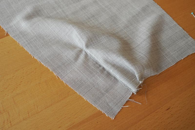 Jak ušít jednoduchou dámskou vrchní košili, podrobný návod na šití krok za krokem zdarma + střih v dámských velikostech 32-60. Rozparek rukávu