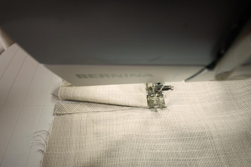 Jak ušít jednoduchou dámskou vrchní košili, podrobný návod na šití krok za krokem zdarma + střih v dámských velikostech 32-60. Rozparek rukávu