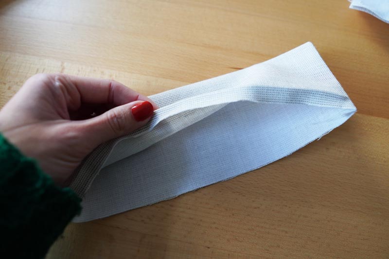 Jak ušít jednoduchou dámskou vrchní košili, podrobný návod na šití krok za krokem zdarma + střih v dámských velikostech 32-60. Manžety rukávů