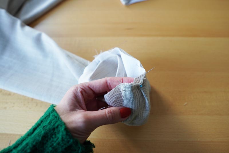 Jak ušít jednoduchou dámskou vrchní košili, podrobný návod na šití krok za krokem zdarma + střih v dámských velikostech 32-60. Manžety rukávů