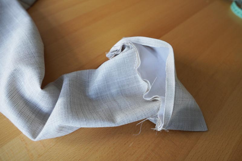 Jak ušít jednoduchou dámskou vrchní košili, podrobný návod na šití krok za krokem zdarma + střih v dámských velikostech 32-60. Manžety rukávů