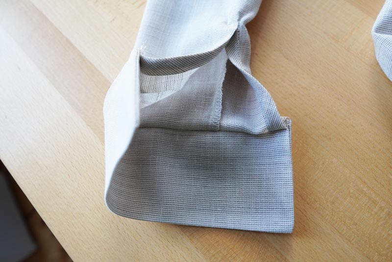 Jak ušít jednoduchou dámskou vrchní košili, podrobný návod na šití krok za krokem zdarma + střih v dámských velikostech 32-60. Manžety rukávů