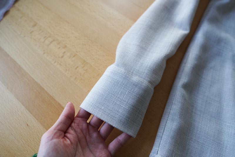 Jak ušít jednoduchou dámskou vrchní košili, podrobný návod na šití krok za krokem zdarma + střih v dámských velikostech 32-60. Manžety rukávů