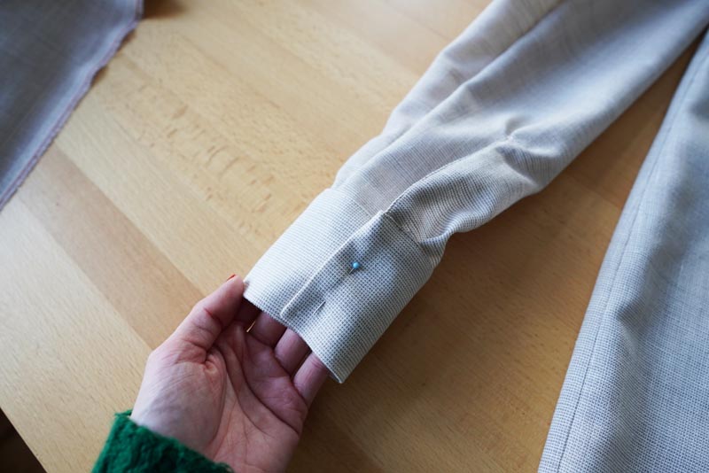 Jak ušít jednoduchou dámskou vrchní košili, podrobný návod na šití krok za krokem zdarma + střih v dámských velikostech 32-60. Manžety rukávů