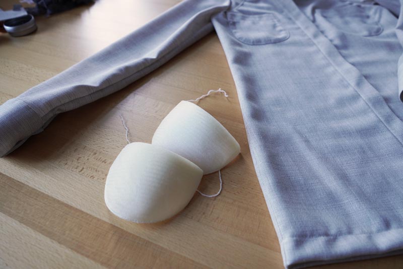 Jak ušít jednoduchou dámskou vrchní košili, podrobný návod na šití krok za krokem zdarma + střih v dámských velikostech 32-60. Ramenní vycpávky