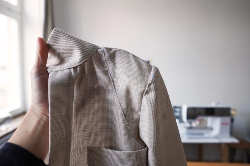 Jak ušít jednoduchou dámskou vrchní košili, podrobný návod na šití krok za krokem zdarma + střih v dámských velikostech 32-60. Ramenní vycpávky