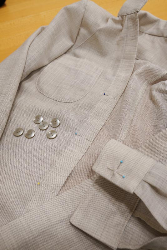 Jak ušít jednoduchou dámskou vrchní košili, podrobný návod na šití krok za krokem zdarma + střih v dámských velikostech 32-60. Kniflíkové dírky