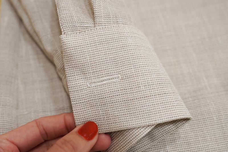 Jak ušít jednoduchou dámskou vrchní košili, podrobný návod na šití krok za krokem zdarma + střih v dámských velikostech 32-60. Kniflíkové dírky