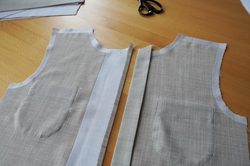 Jak ušít jednoduchou dámskou vrchní košili, podrobný návod na šití krok za krokem zdarma + střih v dámských velikostech 32-60. Knoflíková léga