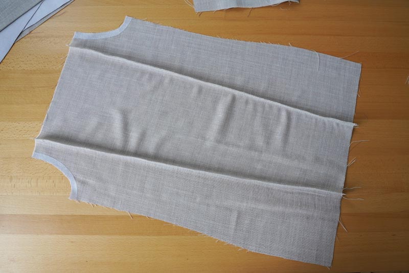 Jak ušít jednoduchou dámskou vrchní košili, podrobný návod na šití krok za krokem zdarma + střih v dámských velikostech 32-60. Sesazovací švy