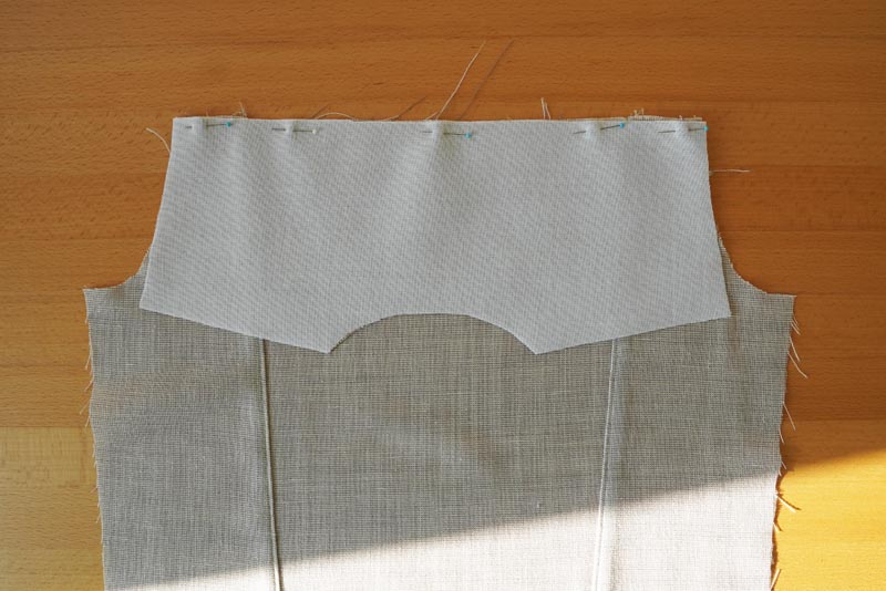 Jak ušít jednoduchou dámskou vrchní košili, podrobný návod na šití krok za krokem zdarma + střih v dámských velikostech 32-60. Sedlo zadního dílu košile