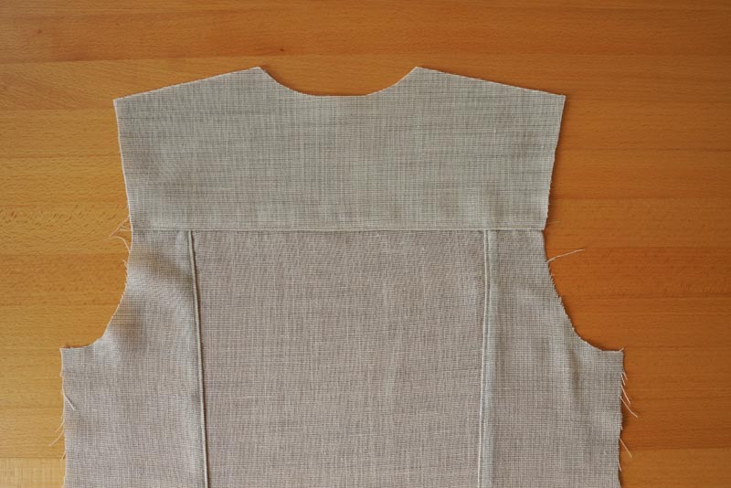 Jak ušít jednoduchou dámskou vrchní košili, podrobný návod na šití krok za krokem zdarma + střih v dámských velikostech 32-60. Sedlo zadního dílu košile