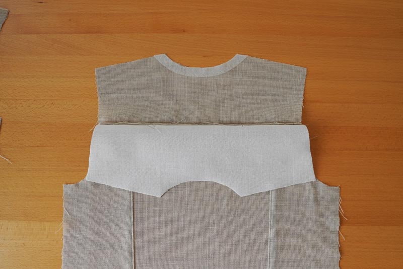 Jak ušít jednoduchou dámskou vrchní košili, podrobný návod na šití krok za krokem zdarma + střih v dámských velikostech 32-60. Sedlo zadního dílu košile