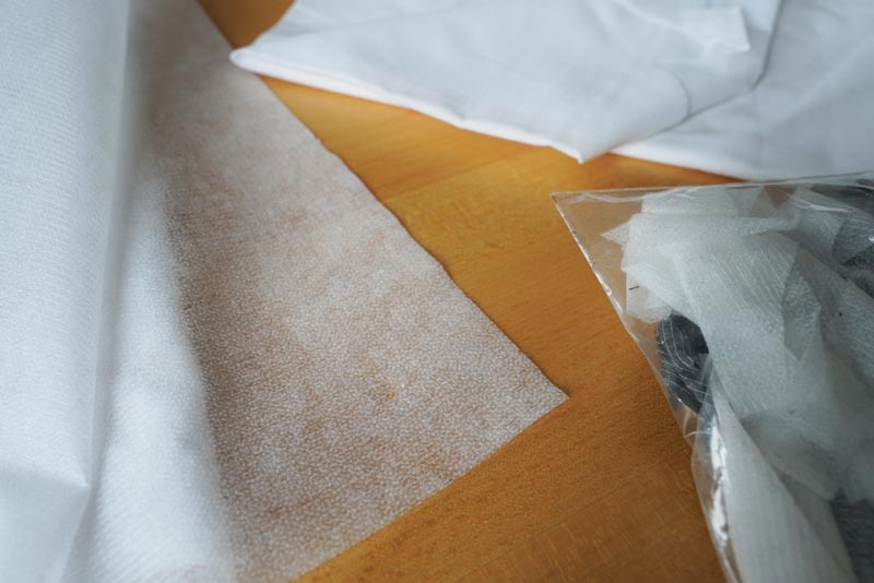 Jak ušít jednoduchou dámskou vrchní košili, podrobný návod na šití krok za krokem zdarma + střih v dámských velikostech 32-60. Příprava proužku vlizelínu