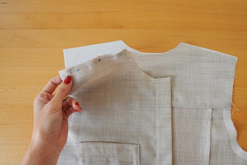 Jak ušít jednoduchou dámskou vrchní košili, podrobný návod na šití krok za krokem zdarma + střih v dámských velikostech 32-60. Ramenní švy