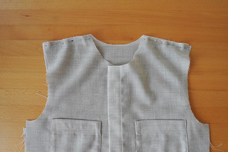 Jak ušít jednoduchou dámskou vrchní košili, podrobný návod na šití krok za krokem zdarma + střih v dámských velikostech 32-60. Ramenní švy