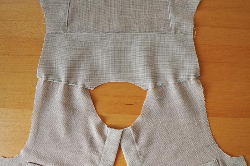 Jak ušít jednoduchou dámskou vrchní košili, podrobný návod na šití krok za krokem zdarma + střih v dámských velikostech 32-60. Ramenní švy