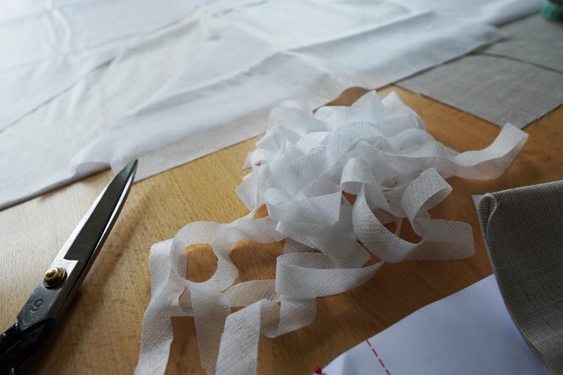 Jak ušít jednoduchou dámskou vrchní košili, podrobný návod na šití krok za krokem zdarma + střih v dámských velikostech 32-60. Příprava proužku vlizelínu