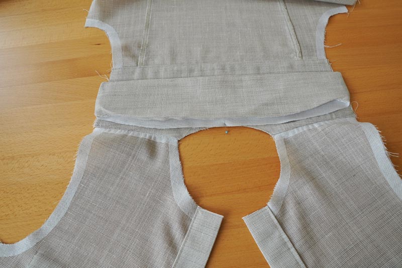 Jak ušít jednoduchou dámskou vrchní košili, podrobný návod na šití krok za krokem zdarma + střih v dámských velikostech 32-60. Límec