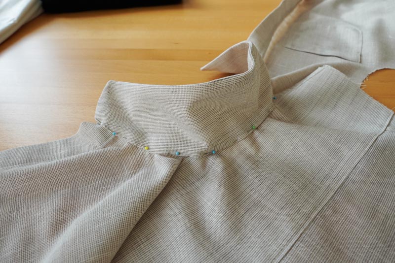 Jak ušít jednoduchou dámskou vrchní košili, podrobný návod na šití krok za krokem zdarma + střih v dámských velikostech 32-60. Límec