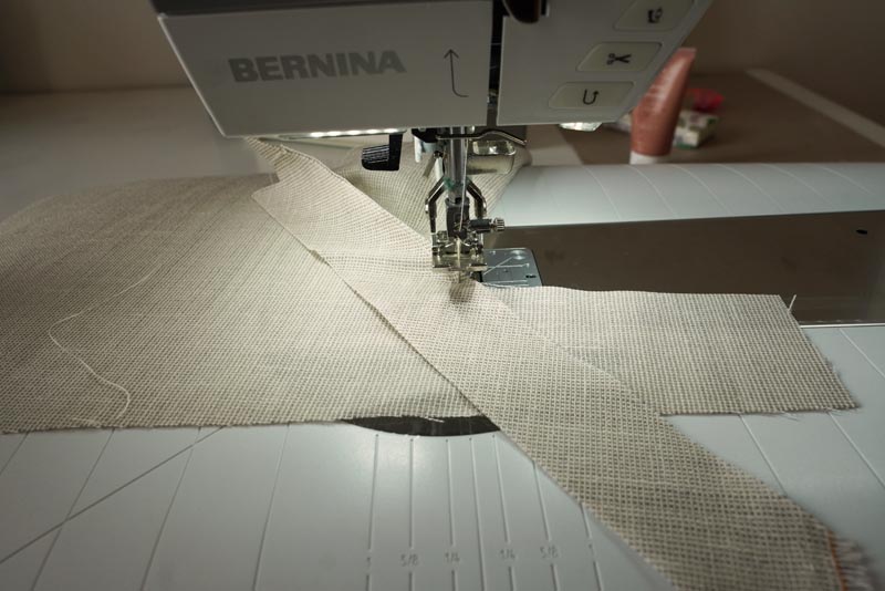 Jak ušít jednoduchou dámskou vrchní košili, podrobný návod na šití krok za krokem zdarma + střih v dámských velikostech 32-60. Rozparek rukávu