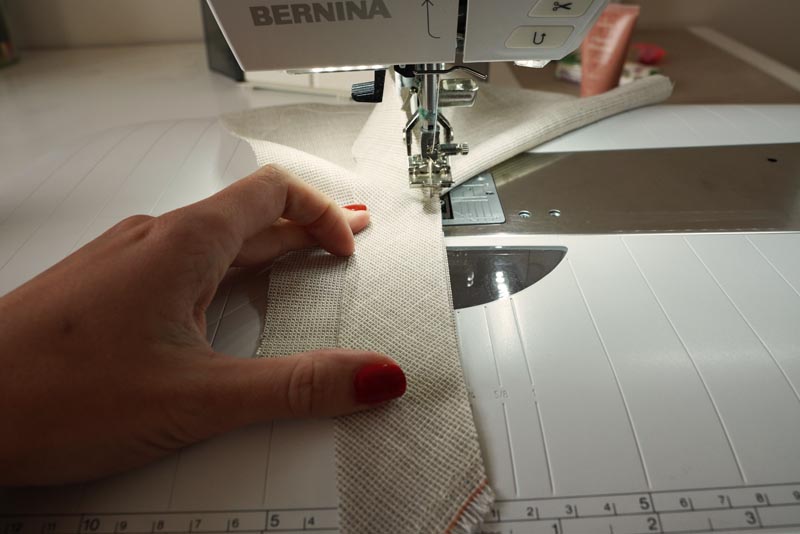 Jak ušít jednoduchou dámskou vrchní košili, podrobný návod na šití krok za krokem zdarma + střih v dámských velikostech 32-60. Rozparek rukávu