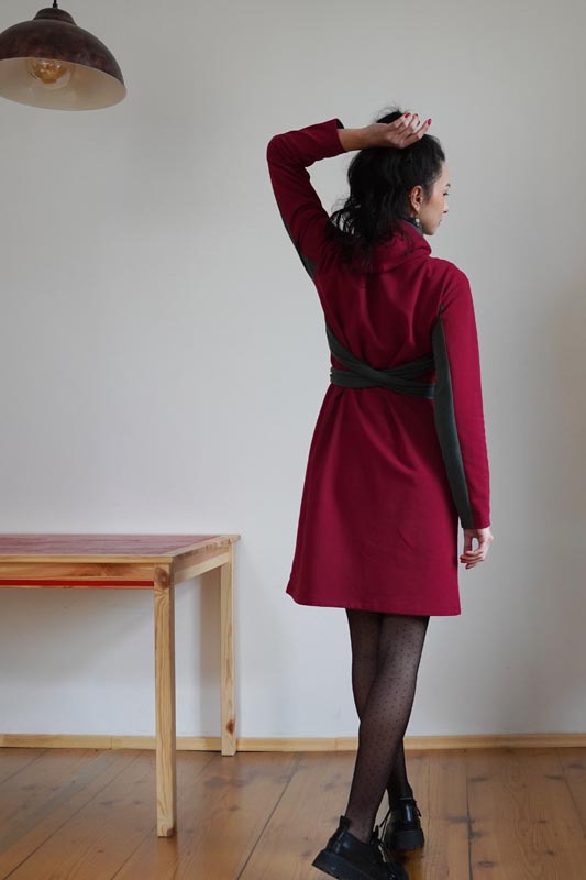 Střih a návod jak ušít dámské šaty s kapucí a kapsami. Postup krok za krokem zdarma