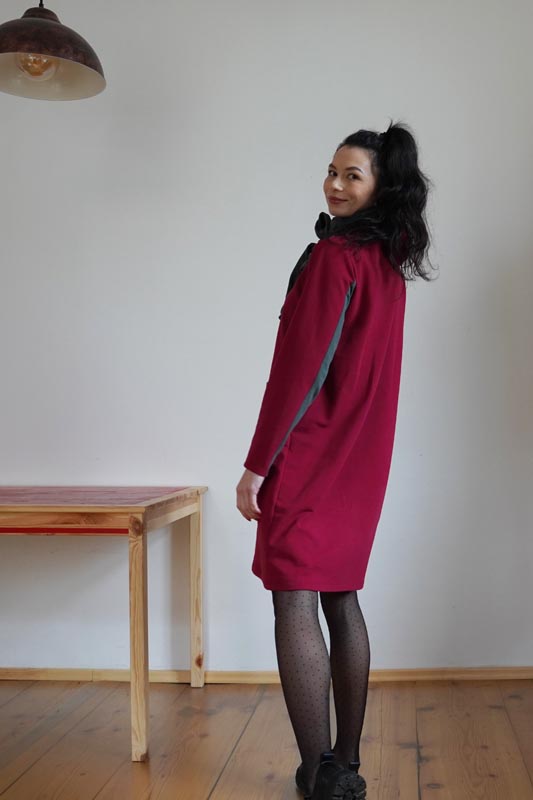 Střih a návod na dámské variabilní zimní šaty z úpletu nebo teplákoviny s kapsami a kapucí