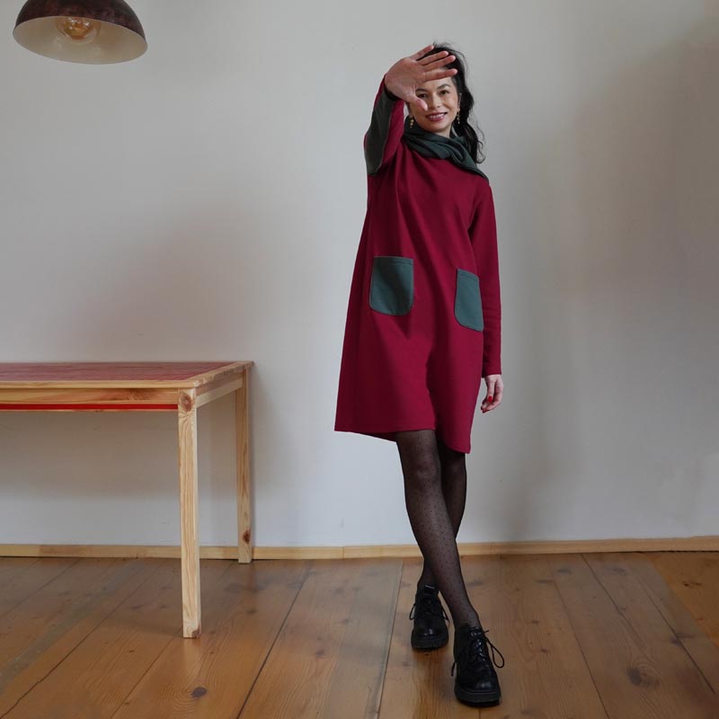 Střih a návod na dámské variabilní zimní šaty z úpletu nebo teplákoviny s kapsami a kapucí