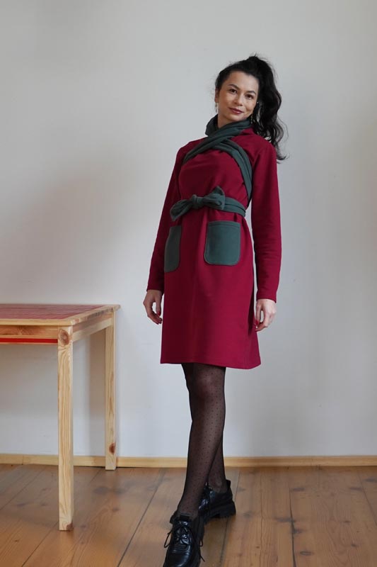 Střih a návod na šití dámských variabilních teplých šatů s kapucí a kapsami