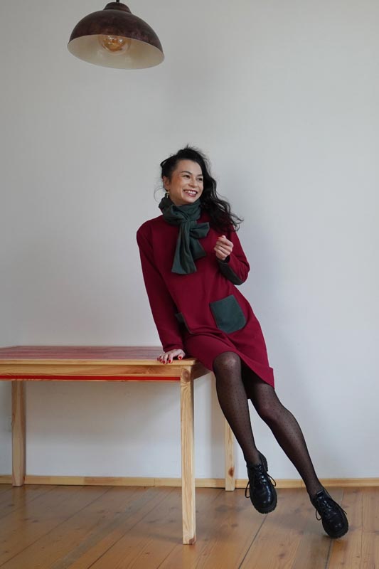 Střih a návod jak ušít dámské šaty s kapucí a kapsami. Postup krok za krokem zdarma