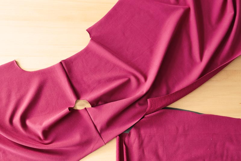 Jak ušít dámské šaty - jak všít rukávy do průramků