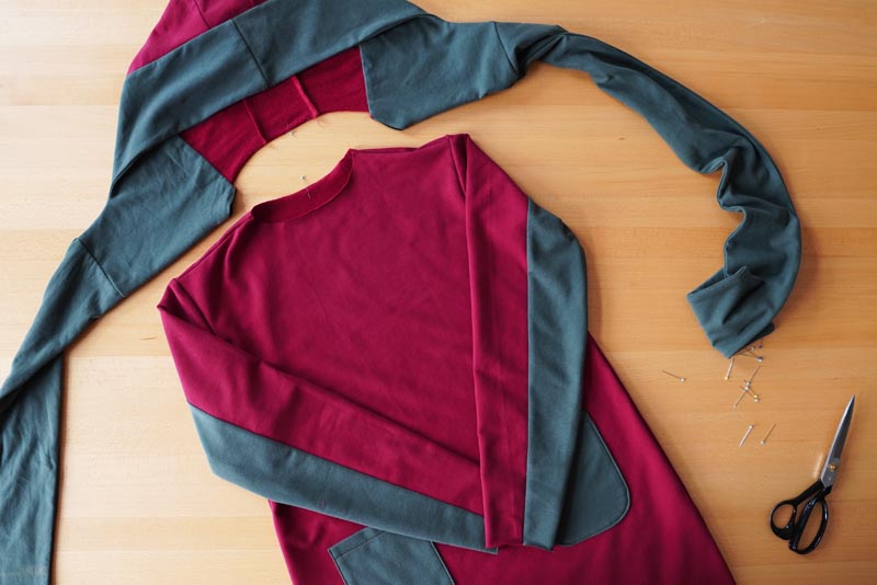 Jak ušít dámské šaty - všití kapuce do průkrčníku (výstřihu)