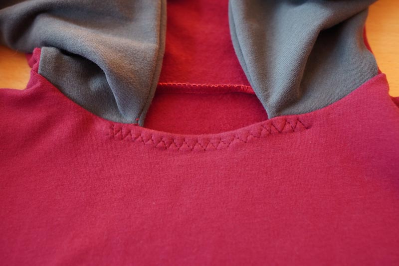 Jak ušít dámské šaty - dokončení průkrčníku (výstřihu)