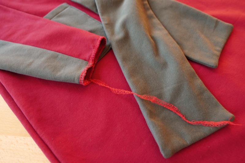 Jak ušít dámské šaty - dokončení lemů rukávů a spodního lemu šatů