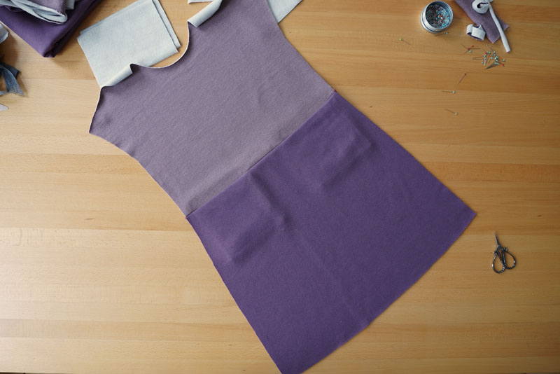 Podrobný návod jak ušít pohodlné dámské mikinové šaty - sesazovací šev v předním dílu a kapsy