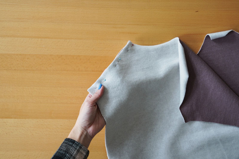 Podrobný návod jak ušít pohodlné dámské mikinové šaty - pravý ramenní šev