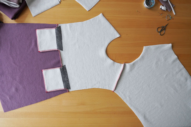 Podrobný návod jak ušít pohodlné dámské mikinové šaty - pravý ramenní šev