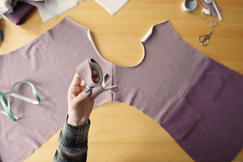 Podrobný návod jak ušít pohodlné dámské mikinové šaty - lemování průkrčníku proužkem na polovinu