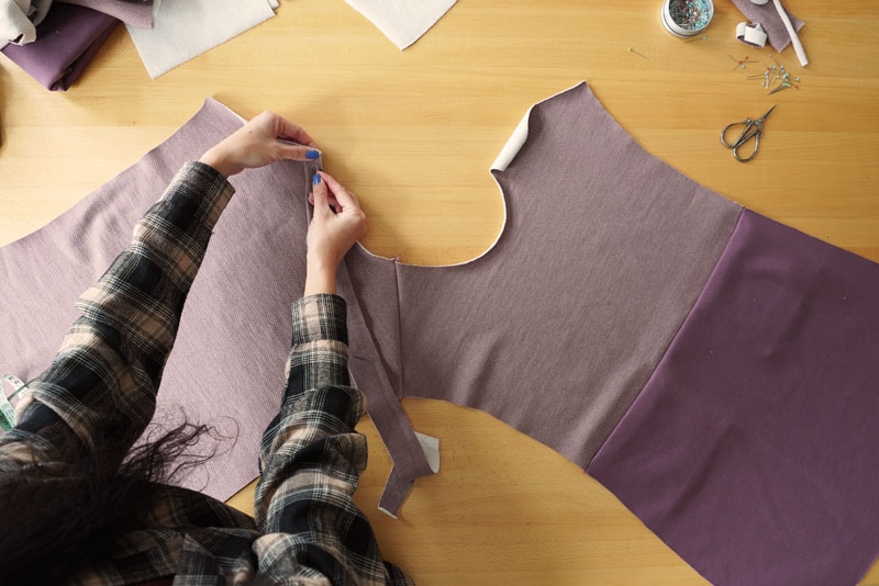 Podrobný návod jak ušít pohodlné dámské mikinové šaty - lemování průkrčníku proužkem na polovinu