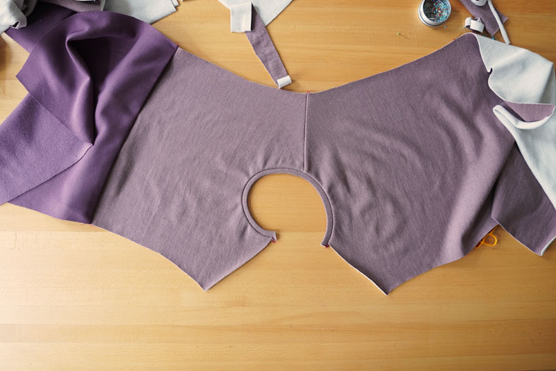 Podrobný návod jak ušít pohodlné dámské mikinové šaty - lemování průkrčníku proužkem na polovinu