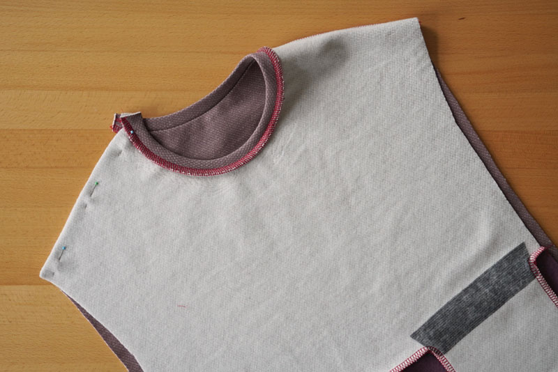 Podrobný návod jak ušít pohodlné dámské mikinové šaty - levý ramenní šev