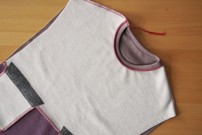 Podrobný návod jak ušít pohodlné dámské mikinové šaty - levý ramenní šev