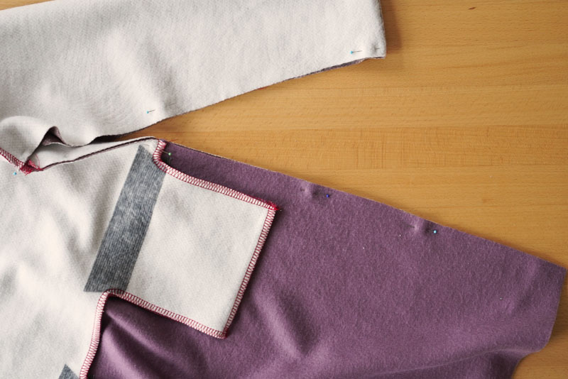 Podrobný návod jak ušít pohodlné dámské mikinové šaty - sešití rukávových a bočních švů