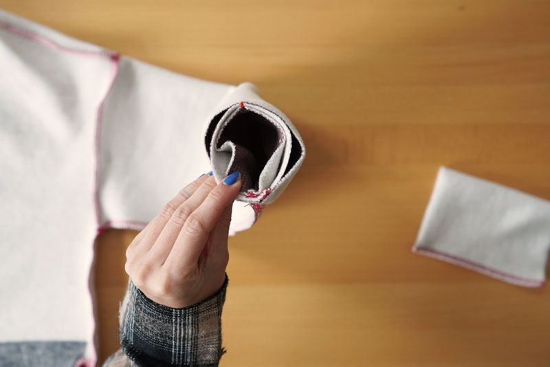 Podrobný návod jak ušít pohodlné dámské mikinové šaty - lemy (manžety) rukávů