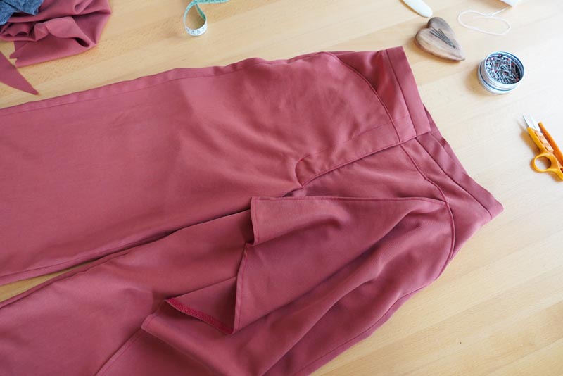 Jak ušít dámské volné kalhoty - dokončení překrytí