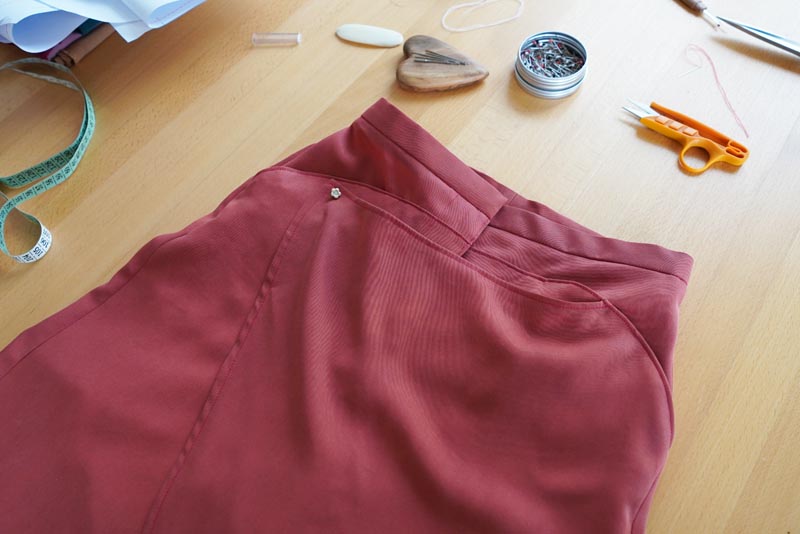 Jak ušít dámské volné kalhoty - dokončení překrytí