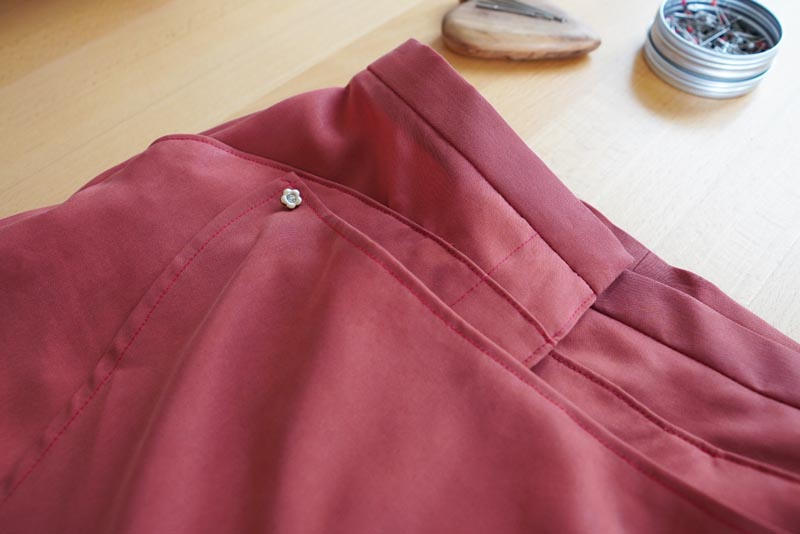 Jak ušít dámské volné kalhoty - dokončení překrytí