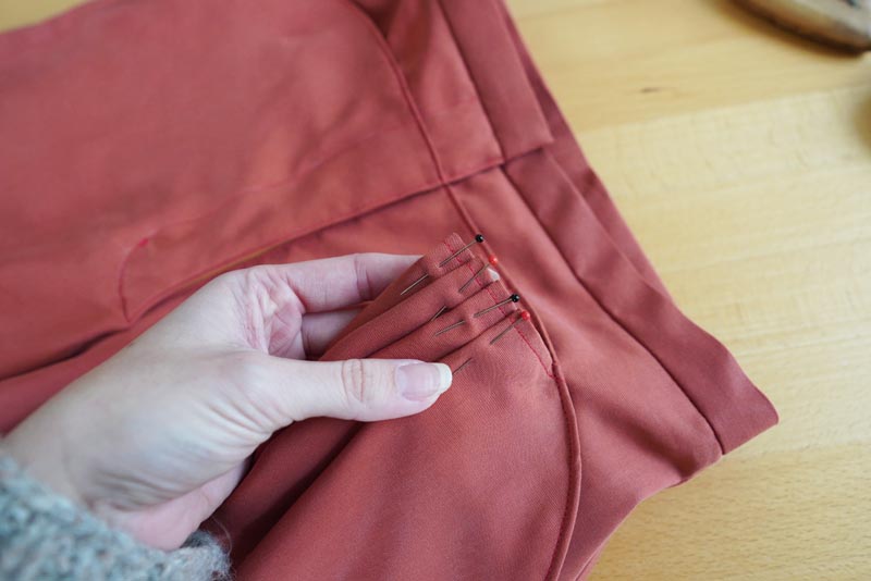 Jak ušít dámské volné kalhoty - dokončení překrytí